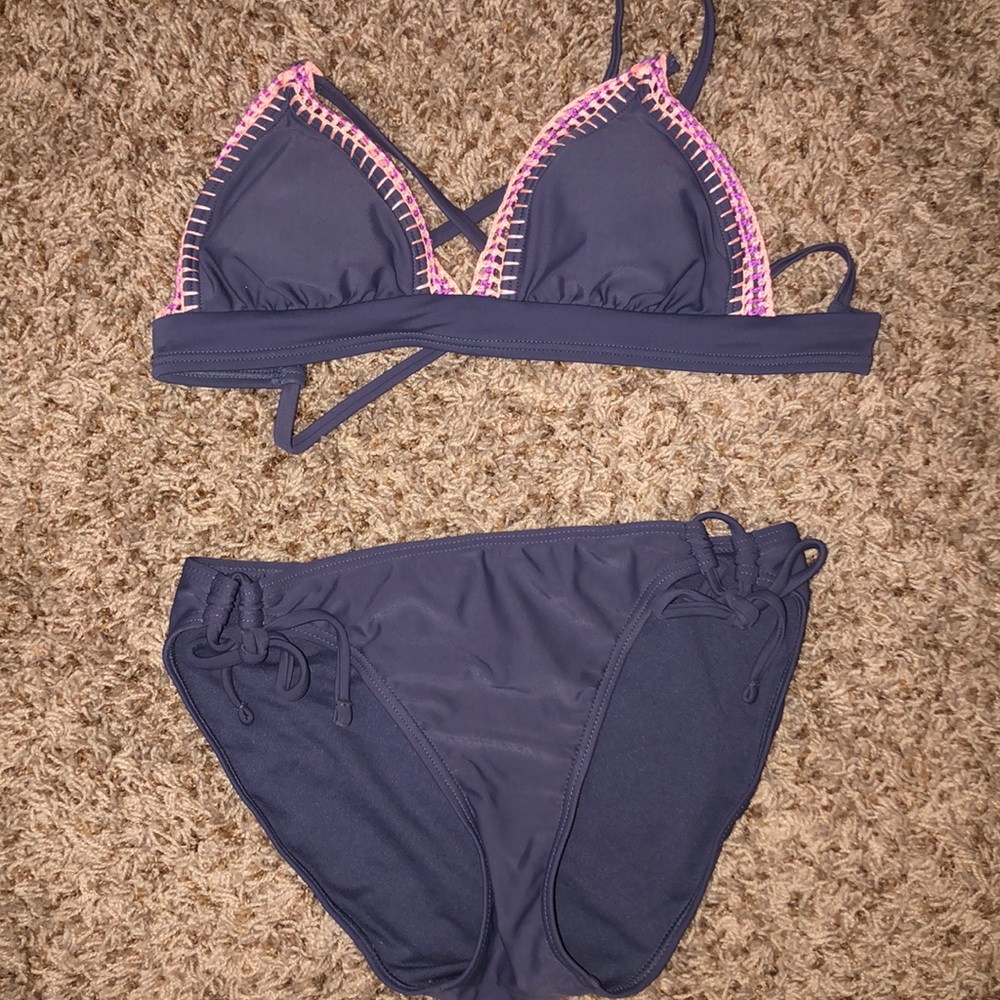Cute swim suit! Top size small bottoms medium.
